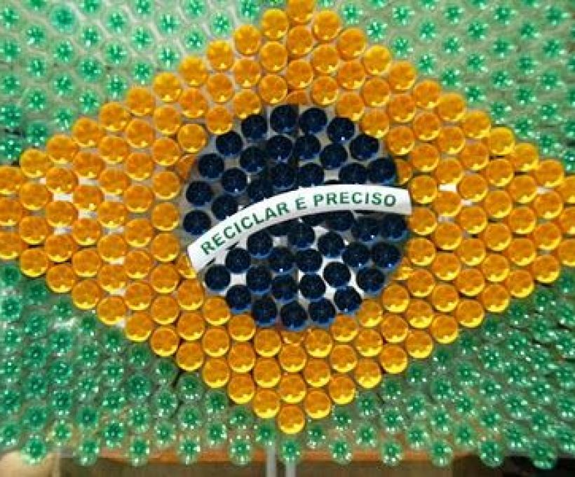 Aprenda a fazer uma bandeira do Brasil com garrafas PET