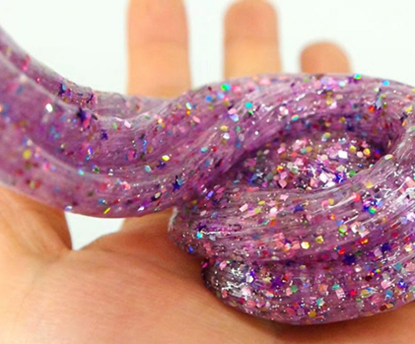 Aprenda a fazer um slime de glitter