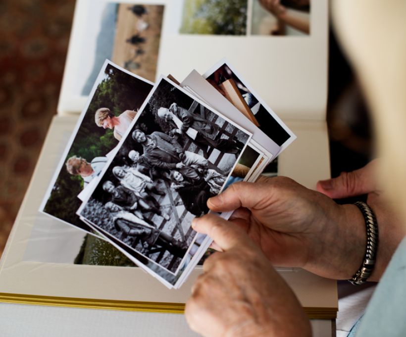 Organize fotos antigas com a família
